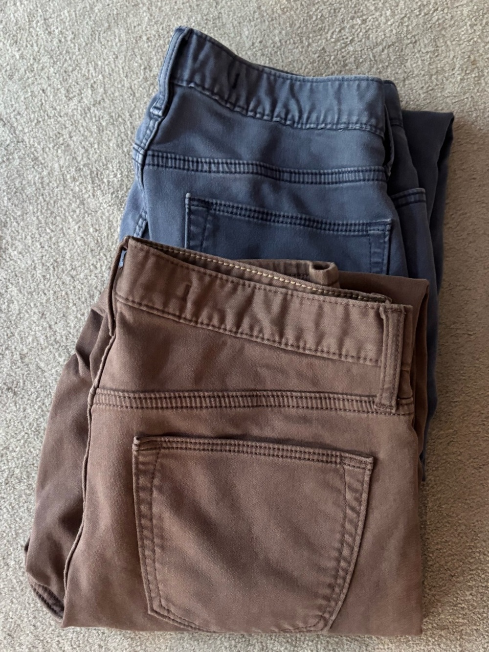 Size 31x32 Banana Republic Athletic fit travel jeans in Brown and Blue.